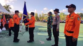Penyerahan Bendera Saat Apel Siaga Karhutla dari Sekretaris Daerah Kabupaten Tanah Bumbu ke Kepala Pelaksana BPBD setempat, Sulhadi