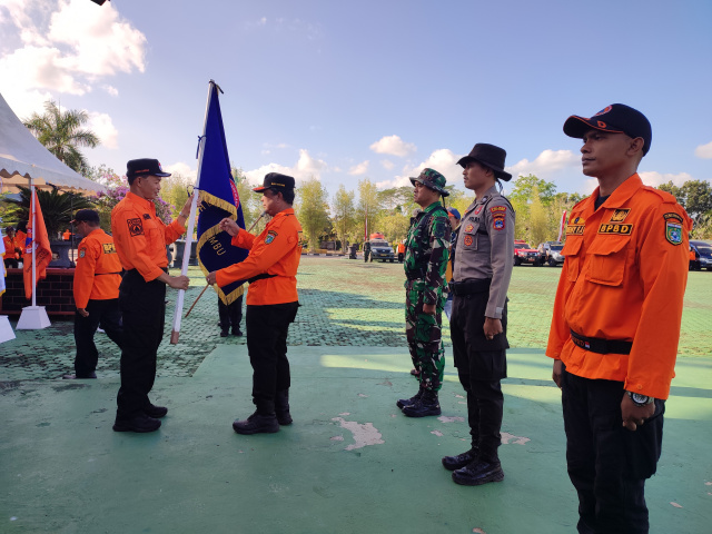 Penyerahan Bendera Saat Apel Siaga Karhutla dari Sekretaris Daerah Kabupaten Tanah Bumbu ke Kepala Pelaksana BPBD setempat, Sulhadi