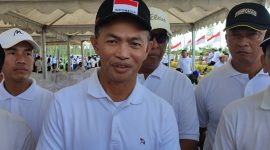Sekretaris Daerah Kabupaten Tanah Bumbu, H Ambo Sakka Saat Diwawancarai Media di Gebyar 5000 Bendera Merah Putih