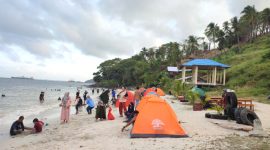 Pantai Teluk Tamiang, Banyak Wisataean Yang Memasang Tenda di Pinggir Pantai dan Penginapan Semuanya Penuh