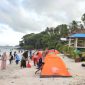 Pantai Teluk Tamiang, Banyak Wisataean Yang Memasang Tenda di Pinggir Pantai dan Penginapan Semuanya Penuh
