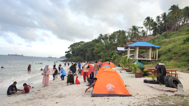 Pantai Teluk Tamiang, Banyak Wisataean Yang Memasang Tenda di Pinggir Pantai dan Penginapan Semuanya Penuh