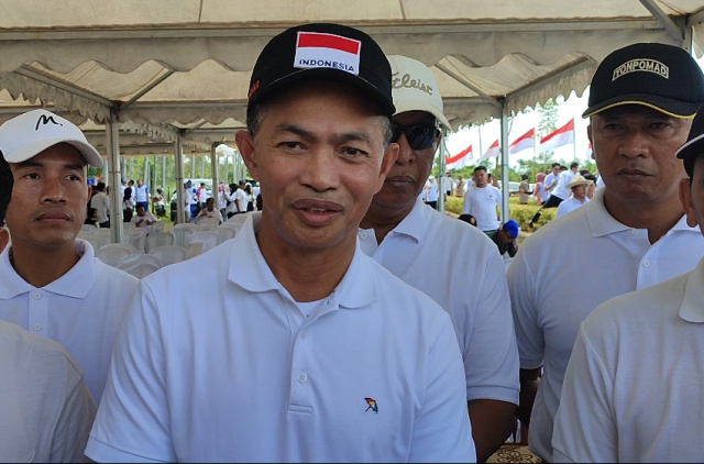 Sekretaris Daerah Kabupaten Tanah Bumbu, H Ambo Sakka Saat Diwawancarai Media di Gebyar 5000 Bendera Merah Putih