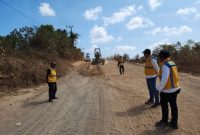 PUPR Tanah Bumbu / Jalan Alternatif KM 171 Satui Kabupaten Tanah Bumbu, Kalimantan Selatan, Mulai Diperbaiki, Dinas PUPR Turunkan Dua Alat Berat