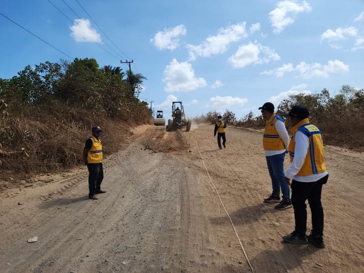 PUPR Tanah Bumbu / Jalan Alternatif KM 171 Satui Kabupaten Tanah Bumbu, Kalimantan Selatan, Mulai Diperbaiki, Dinas PUPR Turunkan Dua Alat Berat