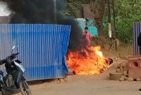 Tangkapan Layar/ Sebuah Sepeda Motor Tiba-tiba Terbakar di Jalan Nasional KM 171 Satui Kabupaten Tanah Bumbu