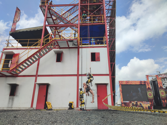 IFRC 2023, Peserta Indonesian Fire Rescue Challenge 20th di PT BIB Saat Tampil di kategori High Anggle Rescue