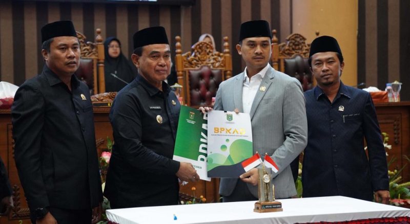 Foto Bersama Bupati Tanah Bumbu dr HM Zairullah Azhar dan Ketua DPRD Andrean Atma Maulani, Usai Penandatangan KUA PPAS 2024, Kamis (7/9/2023) 