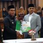 Foto Bersama Bupati Tanah Bumbu dr HM Zairullah Azhar dan Ketua DPRD Andrean Atma Maulani, Usai Penandatangan KUA PPAS 2024, Kamis (7/9/2023) 