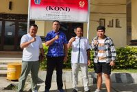 Ketua KONI Tanbu, I Dewa Gede Parta (Dua Dari Kanan) Saat Berada di KONI Klungkung Bali