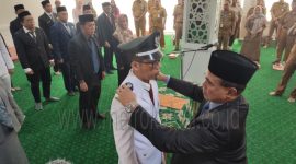 Metro Kalsel / Bupati Tanah Bumbu dr HM Zairullah Azhar Saat Sematkan Tanda Jabatan Kepada Lurah Yang Dilantik di Ruang Bersujud I