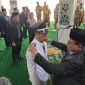 Metro Kalsel / Bupati Tanah Bumbu dr HM Zairullah Azhar Saat Sematkan Tanda Jabatan Kepada Lurah Yang Dilantik di Ruang Bersujud I