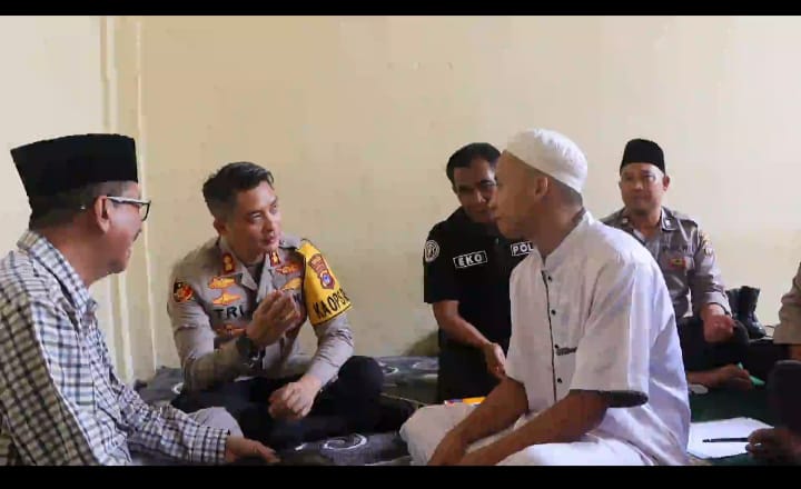 Kapolres Kotabaru Menyaksikan Satu Tahanan Masuk Islam di Polres Kotabaru