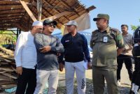 Wakil Ketua DPRD Tanah Bumbu, Said Ismail Kholil Alydrus Bersama Plt Kasat Pol PP dan Damkar Saat Dilokasi Pembongkaran Warung Kopi Yang Digunakan Sebagai Tempat Prostitusi, Rabu (13/9/2023). 