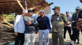 Wakil Ketua DPRD Tanah Bumbu, Said Ismail Kholil Alydrus Bersama Plt Kasat Pol PP dan Damkar Saat Dilokasi Pembongkaran Warung Kopi Yang Digunakan Sebagai Tempat Prostitusi, Rabu (13/9/2023). 