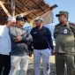 Wakil Ketua DPRD Tanah Bumbu, Said Ismail Kholil Alydrus Bersama Plt Kasat Pol PP dan Damkar Saat Dilokasi Pembongkaran Warung Kopi Yang Digunakan Sebagai Tempat Prostitusi, Rabu (13/9/2023). 
