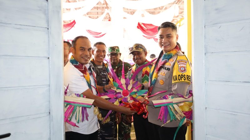 Ketua DPRD Kotabaru Syairi Mukhlis Bersama Kapolres AKBP Dr Tri Suhartanto Saat Resmikan Kampung Bebas Narkoba di Desa Tegal Rejo, Kotabaru