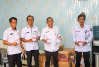 ISTIMEWA / Kepala Dinas PMD Tanah Bumbu Samsir Bersama Jajaran Perlihatkan Kertas Suara Untuk Pemilihan Pilkades Serentak Gelombang 2