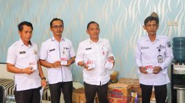 ISTIMEWA / Kepala Dinas PMD Tanah Bumbu Samsir Bersama Jajaran Perlihatkan Kertas Suara Untuk Pemilihan Pilkades Serentak Gelombang 2