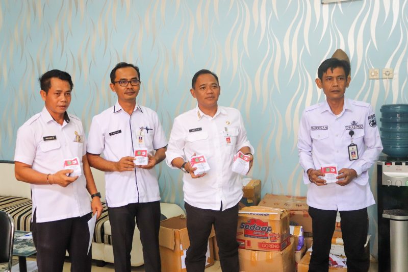 ISTIMEWA / Kepala Dinas PMD Tanah Bumbu Samsir Bersama Jajaran Perlihatkan Kertas Suara Untuk Pemilihan Pilkades Serentak Gelombang 2
