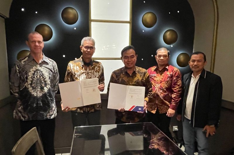 Pemerintah Kabupaten Tanah Bumbu sudah bekerjasama dengan Briton Internasional Engslish yang merupakan perpanjangan Universitas Cambridge Inggris