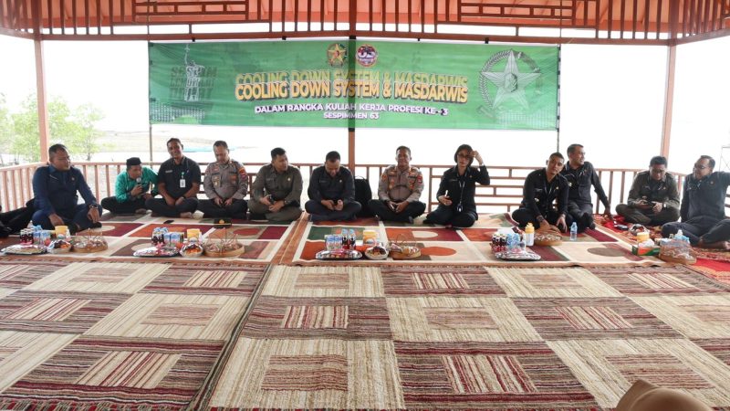 Sejumlah Peserta Didik (Serdik) Sespimmen Polri Program Kuliah Kerja Profesi (KKP) melakukan Cooling sistem dan Masdarwis di Destinasi Wisata Pulau Burung, Kecamatan Simpang Empat, Tanah Bumbu, Kamis (21/9/2023).