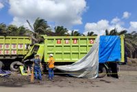 Istimewa / Dua unit angkutan tambang milik PT TMA dan PT RBT terlibat kecelakaan kerja di Jalan hauling TMA, Jumat (22/9/2023) dinihari menyebabkan seorang driver tewas ditempat karena terjepit di kabin