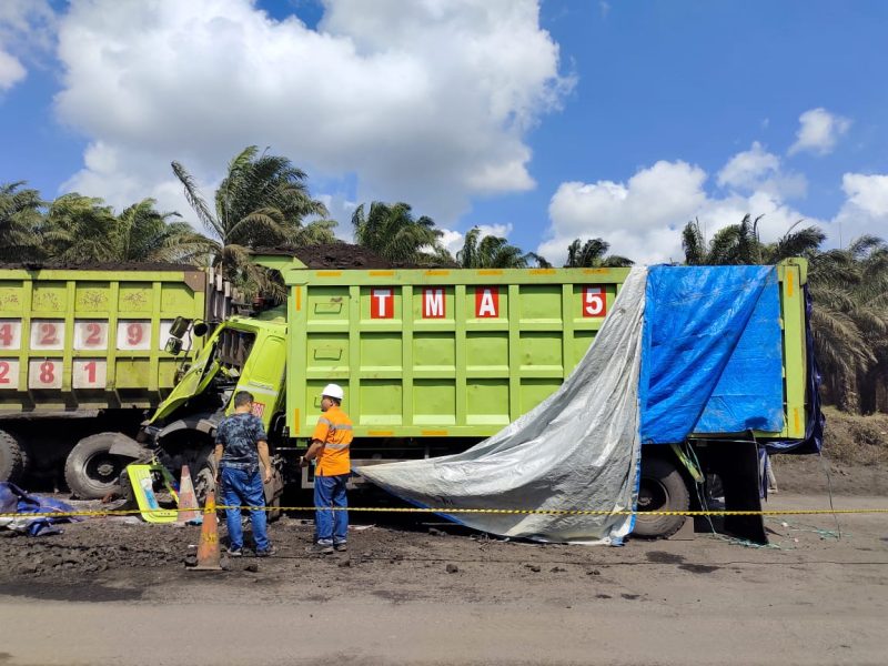 Istimewa / Dua unit angkutan tambang milik PT TMA dan PT RBT terlibat kecelakaan kerja di Jalan hauling TMA, Jumat (22/9/2023) dinihari menyebabkan seorang driver tewas ditempat karena terjepit di kabin