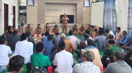 Kepala Dinas Pemberdayaan Masyarakat dan Desa (PMD) Tanah Bumbu, Samsir Saat Berikan Arahan Kepada 60 Kepala Desa Terpilih