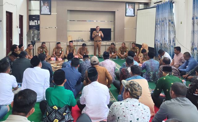 Kepala Dinas Pemberdayaan Masyarakat dan Desa (PMD) Tanah Bumbu, Samsir Saat Berikan Arahan Kepada 60 Kepala Desa Terpilih