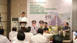 Istimewa / Bupati Tanah Bumbu dr HM Zairullah Azhar Saat Buka Cara Kick Off Meeting Rencana Awal RPJMD 2025 - 2045