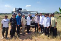 METROKALSEL / Anggota DPRD Tanah Bumbu, Andi Asdar Wijaya Bersama DKPP, Serahkan Bantuan Alat Pertanian ke Gapoktan Sehati Desa Kersik Putih Kecamatan Batulicin