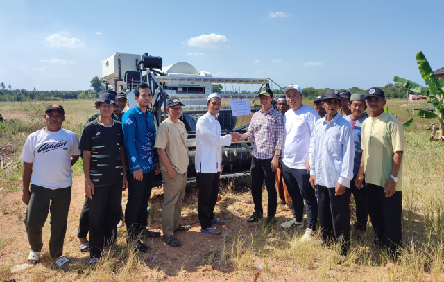 METROKALSEL / Anggota DPRD Tanah Bumbu, Andi Asdar Wijaya Bersama DKPP, Serahkan Bantuan Alat Pertanian ke Gapoktan Sehati Desa Kersik Putih Kecamatan Batulicin