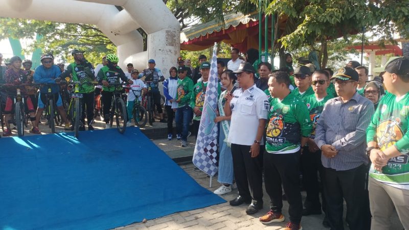 Bupati Tanah Bumbu dr HM Zairullah Azhar, Saat Lepas Peserta Fun Bike di Rangkaian Acara Haornas