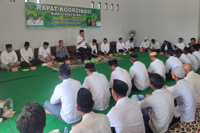 METROKALSEL / Bupati Tanah Bumbu dr HM Zairullah Azhar Saat Rakoor Bersama RT di Kecamatan Karang Bintang