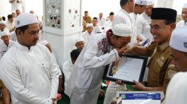 Bupati Tanah Bumbu dr HM Zairullah Azhar Berikan Penghargaan Kepada Dinas Terbaik 