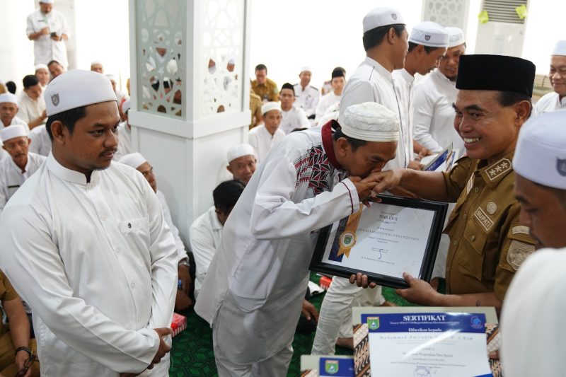 Bupati Tanah Bumbu dr HM Zairullah Azhar Berikan Penghargaan Kepada Dinas Terbaik 