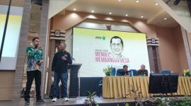 Metro Kalsel / Interaksi Dahlan Iskan dengan Peserta Pelatihan Pengelolaan Informasi Publik di Acara Pelatihan Pengelolaan Informasi Publik Perangkat Desa Yang Digelar JMSI Tanah Bumbu di Banjarmasin