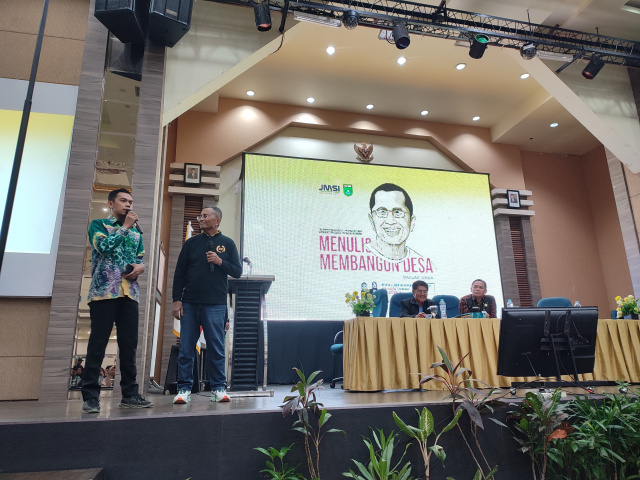 Metro Kalsel / Interaksi Dahlan Iskan dengan Peserta Pelatihan Pengelolaan Informasi Publik di Acara Pelatihan Pengelolaan Informasi Publik Perangkat Desa Yang Digelar JMSI Tanah Bumbu di Banjarmasin