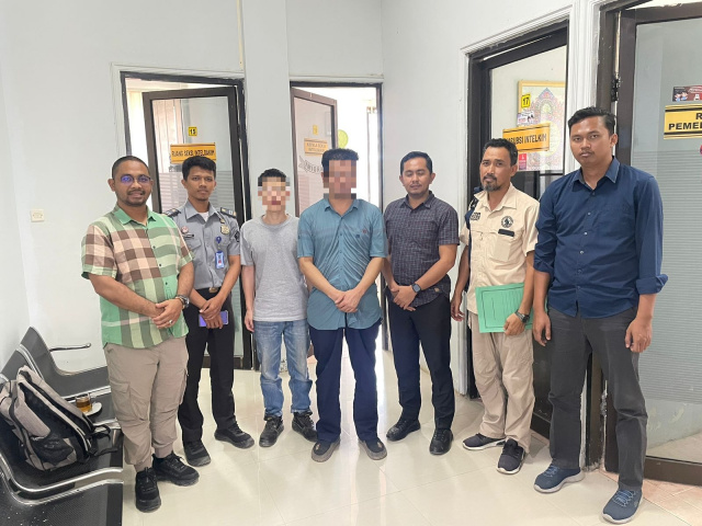 Serah Terima Dua WNA Asing Asal China ke Kantor Imigrasi Kelas II TPI Batulicin