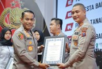 Kapolda Kalsel Saat Serahkan Penghargaan Juara 2 Kampung Bebas Narkoba Kepada Kapolres Kotabaru