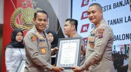 Kapolda Kalsel Saat Serahkan Penghargaan Juara 2 Kampung Bebas Narkoba Kepada Kapolres Kotabaru