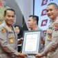 Kapolda Kalsel Saat Serahkan Penghargaan Juara 2 Kampung Bebas Narkoba Kepada Kapolres Kotabaru