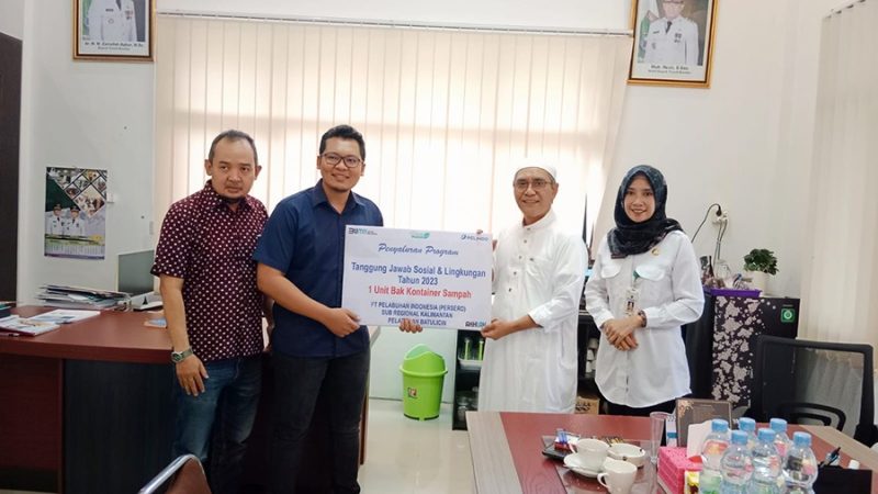 Istimewa / Serah Terima Bak Kontainer dari PT Pelindo Batulicin Kepada DLH Tanah Bumbu