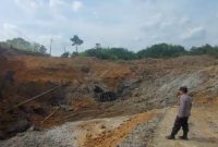 Istimewa / Anggota Polsek Satui Saat Memantau Keadaan Tiang Listrik di Sompul Satui Yang Roboh Akinat Adanya Galian