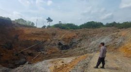 Istimewa / Anggota Polsek Satui Saat Memantau Keadaan Tiang Listrik di Sompul Satui Yang Roboh Akinat Adanya Galian