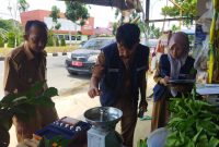 Dinas Perdagangan Saat Lakukan Uji Alat Ukur Milik Pedagang di Jalan Dharma Praja 