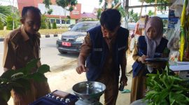 Dinas Perdagangan Saat Lakukan Uji Alat Ukur Milik Pedagang di Jalan Dharma Praja 