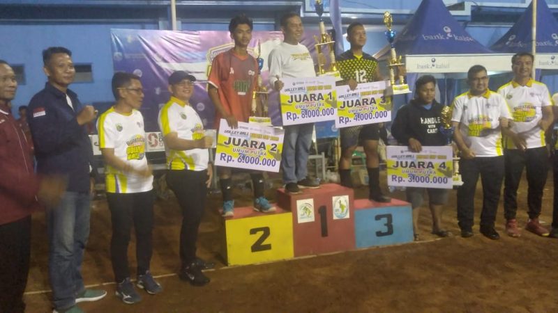 Penyerahan Hadiah Juara Volly Ball Bupati Cup 2023