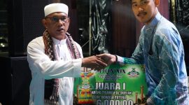 Wakil Bupati Tanah Bumbu, H Muhmmad Rusli Saat Serahkan Hadiah Kepada Juara I di MTQN XIX Tingkat Kabupaten di Kecamatan Karang Buntang